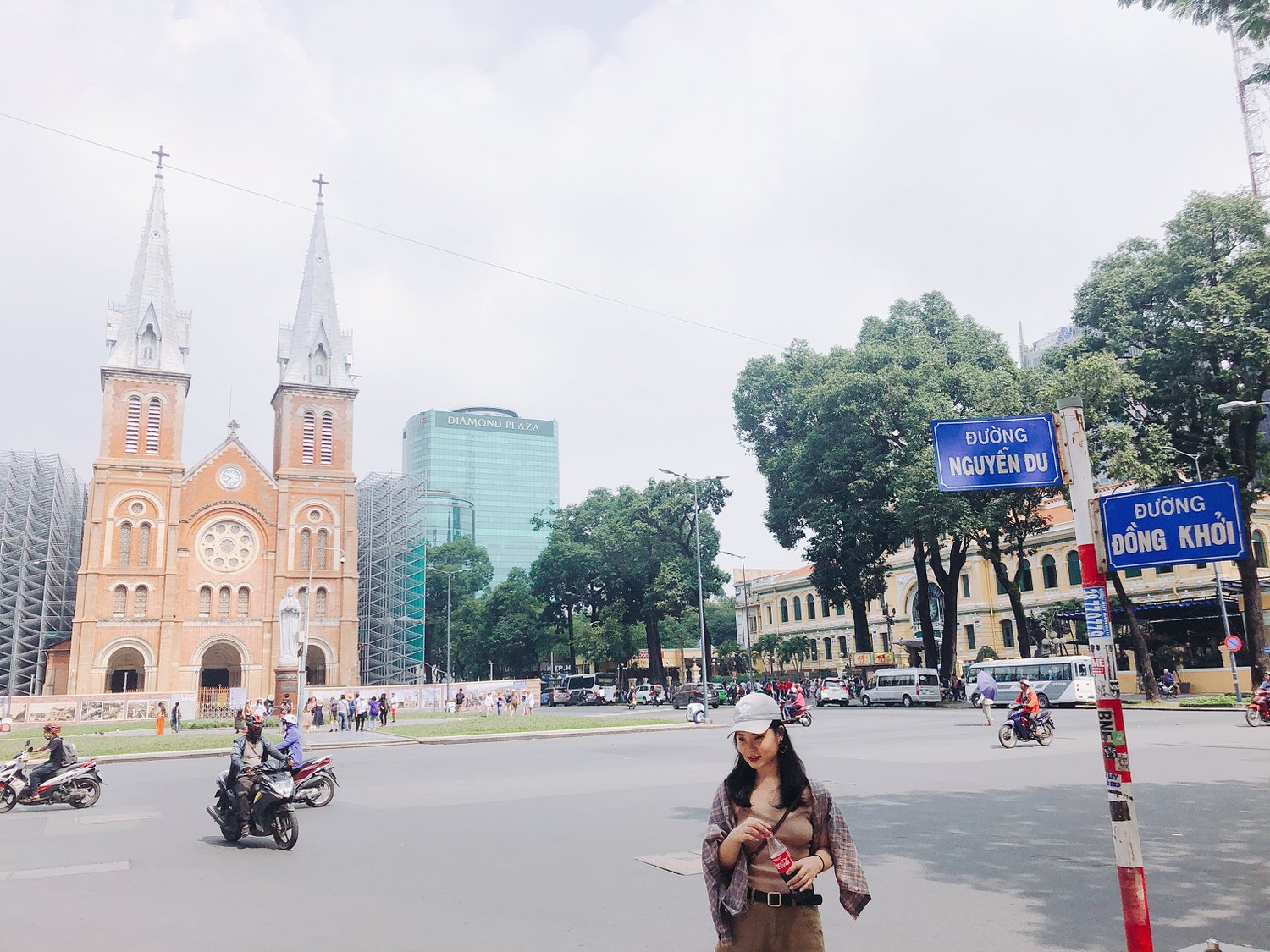 Vietnam 胡志明市自由行 
Bưu điện trung tâm Sài Gòn 中央郵局
Nhà thờ chính tòa Đức Bà Sài Gòn 紅教堂