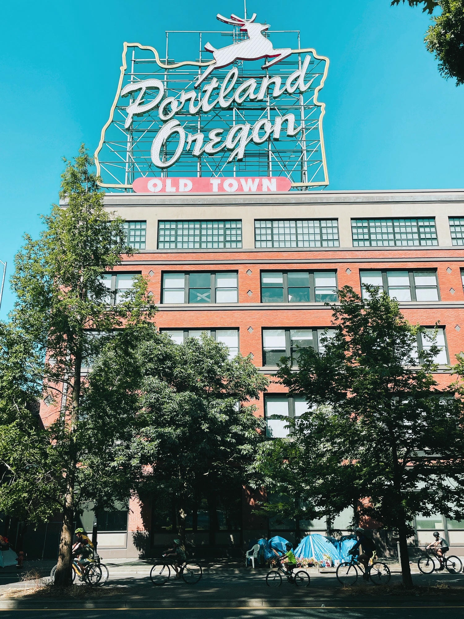 【美國波特蘭Portland】15個必去景點懶人包,溫哥華自駕出發! - 第7張圖 2023波特蘭 Portland15個必去景點
Old town sign
Saturday Market
全球最大獨立書店 Powell’s Books
Portland NW 23rd Ave
International Rose Test Garden