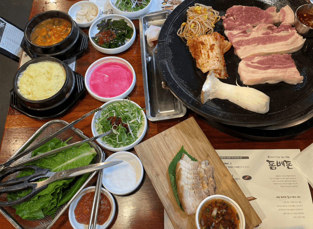 【濟州島自由行不開車攻略】濟州旅遊Jeju Island交通、美食、17個景點地圖(內附韓文翻譯)、門票花費 - 第7張圖 濟州島
米其林推薦BBQ 菜板豚돔베돈