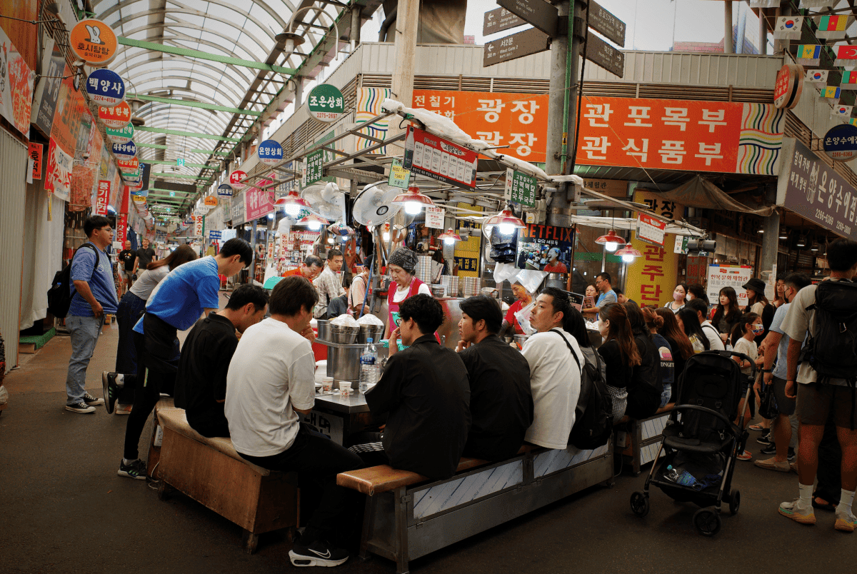 廣藏市場(광장시장)
鐘路五街站 종로5가역
東大門
清溪川
綠豆煎餅 빈대떡
 모녀꼬마마약김밥 
부촌육회  
麻藥飯卷
生章魚
生牛肉
Cafe Onion 
어니언 4호점 카페

東大門景點路線
清溪川、DDP 、陳玉華一隻雞、SPAREX 汗蒸幕、東廟市場
興仁之門