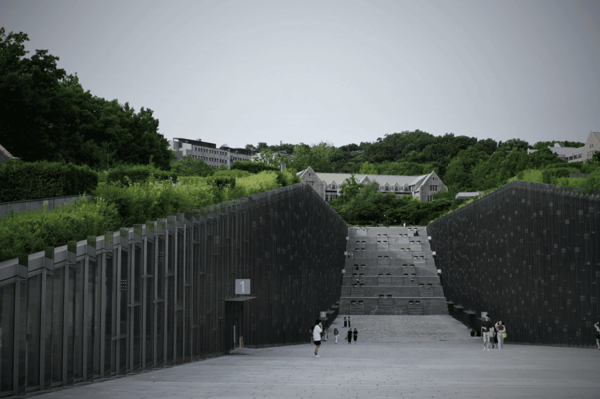 梨花女子大學이화여자대학교
梨大商圈
大講堂跟ECC 
ewha Campus Complex
梨花牆
女人街
孔陵一隻雞、Isaac 三明治、불밥火飯、春川辣炒雞