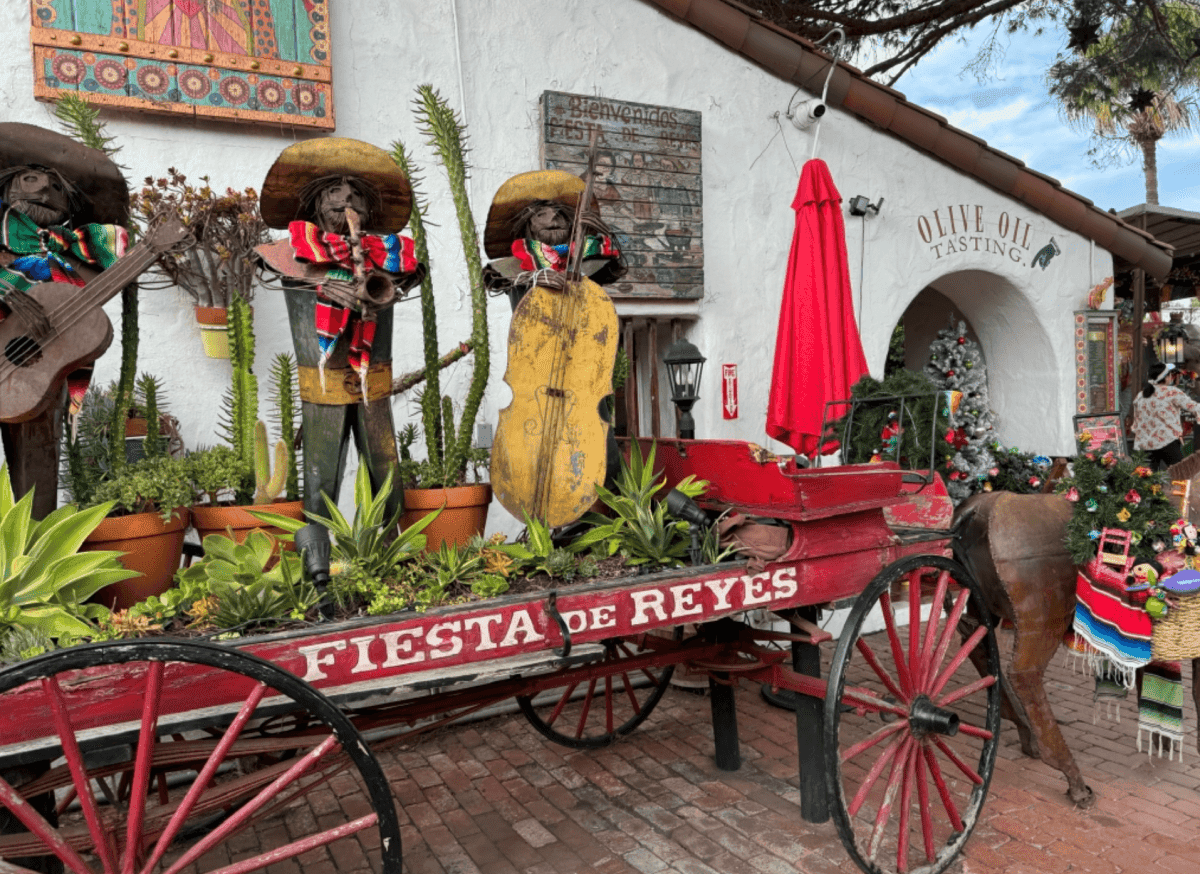 【聖地牙哥老城區 San Diego Old Town】舊城州立歷史公園|真實版可可夜總會 濃濃墨西哥風情 聖地牙哥舊城州立歷史公園 Old Town San Diego State Historic Park
老城市集 Old Town Market
舊城區最大陶器店 El Centro Artesano
主要餐廳、商店區 Fiesta de Reyes
麗都酒店 Cosmopolitan Hotel
Hop On Hop Off Old town Trolley
聖地牙哥老城區 San Diego Old Town
可可夜總會