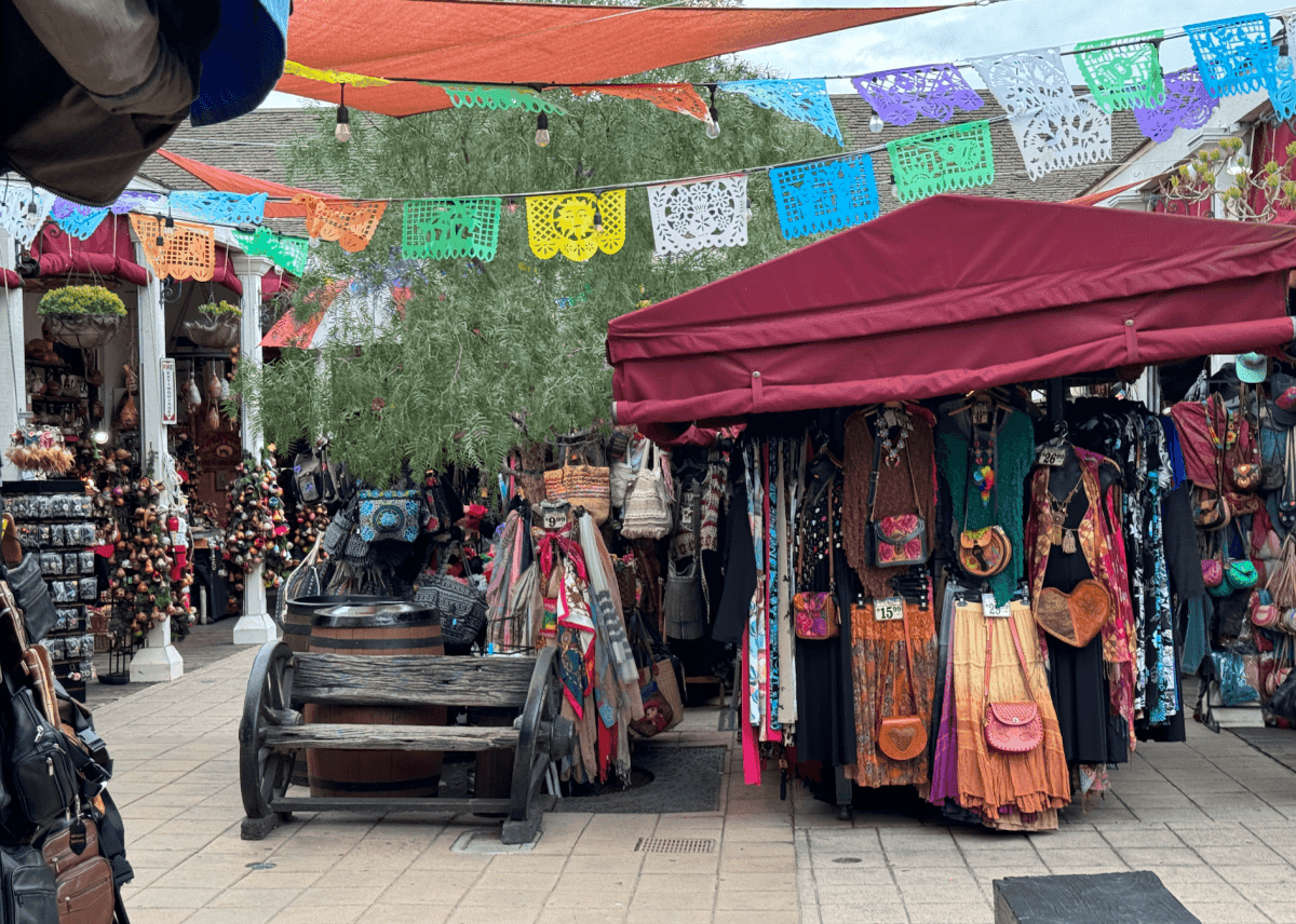 聖地牙哥舊城州立歷史公園 Old Town San Diego State Historic Park
老城市集 Old Town Market
舊城區最大陶器店 El Centro Artesano
主要餐廳、商店區 Fiesta de Reyes
麗都酒店 Cosmopolitan Hotel
Hop On Hop Off Old town Trolley
聖地牙哥老城區 San Diego Old Town
可可夜總會