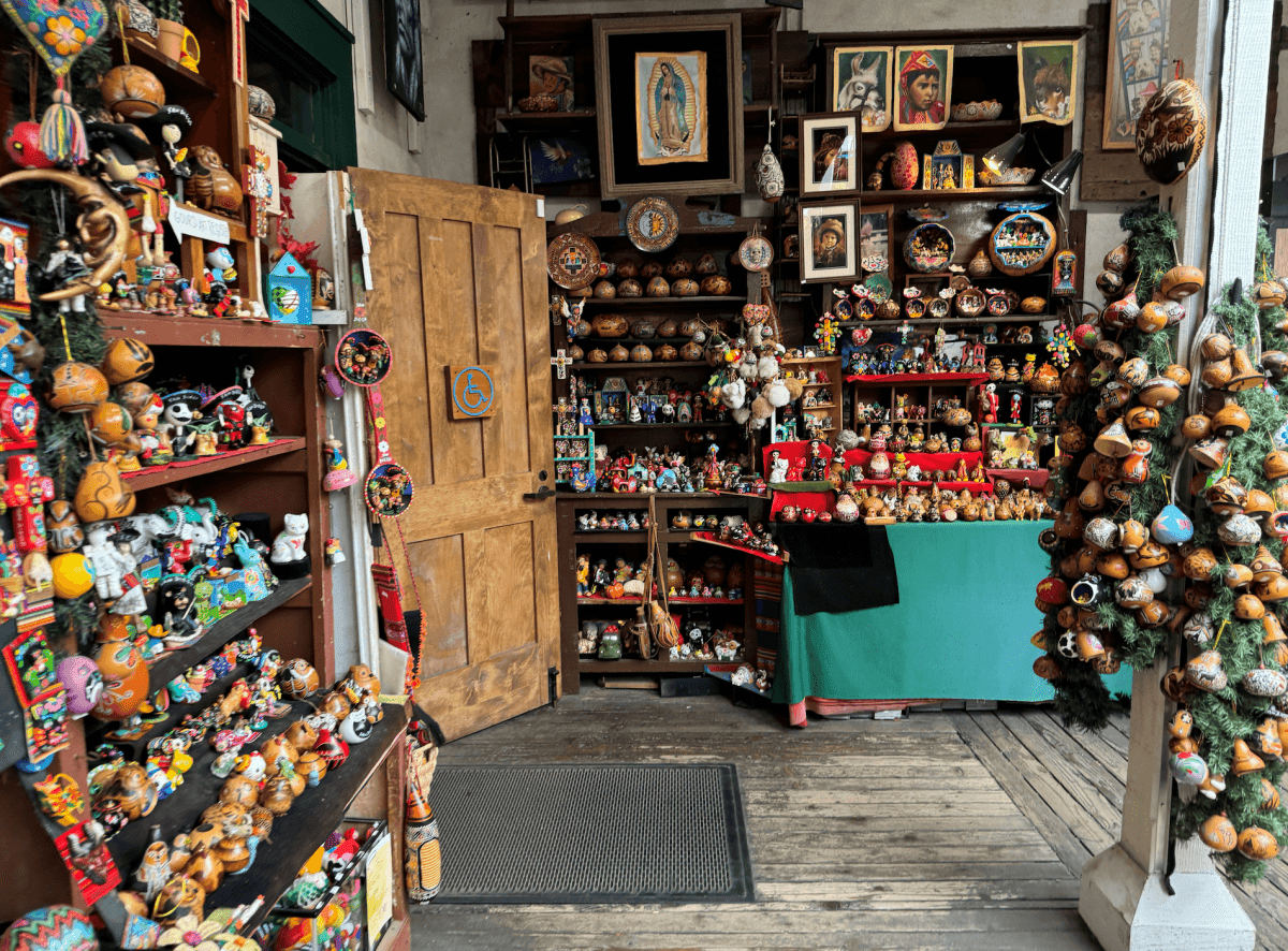 聖地牙哥舊城州立歷史公園 Old Town San Diego State Historic Park
老城市集 Old Town Market
舊城區最大陶器店 El Centro Artesano
主要餐廳、商店區 Fiesta de Reyes
麗都酒店 Cosmopolitan Hotel
Hop On Hop Off Old town Trolley
聖地牙哥老城區 San Diego Old Town
可可夜總會