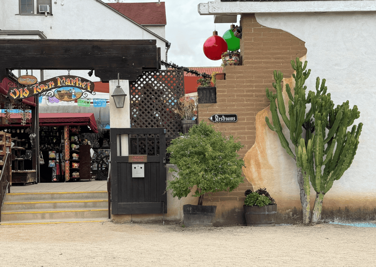 聖地牙哥舊城州立歷史公園 Old Town San Diego State Historic Park
老城市集 Old Town Market
舊城區最大陶器店 El Centro Artesano
主要餐廳、商店區 Fiesta de Reyes
麗都酒店 Cosmopolitan Hotel
Hop On Hop Off Old town Trolley
聖地牙哥老城區 San Diego Old Town
可可夜總會