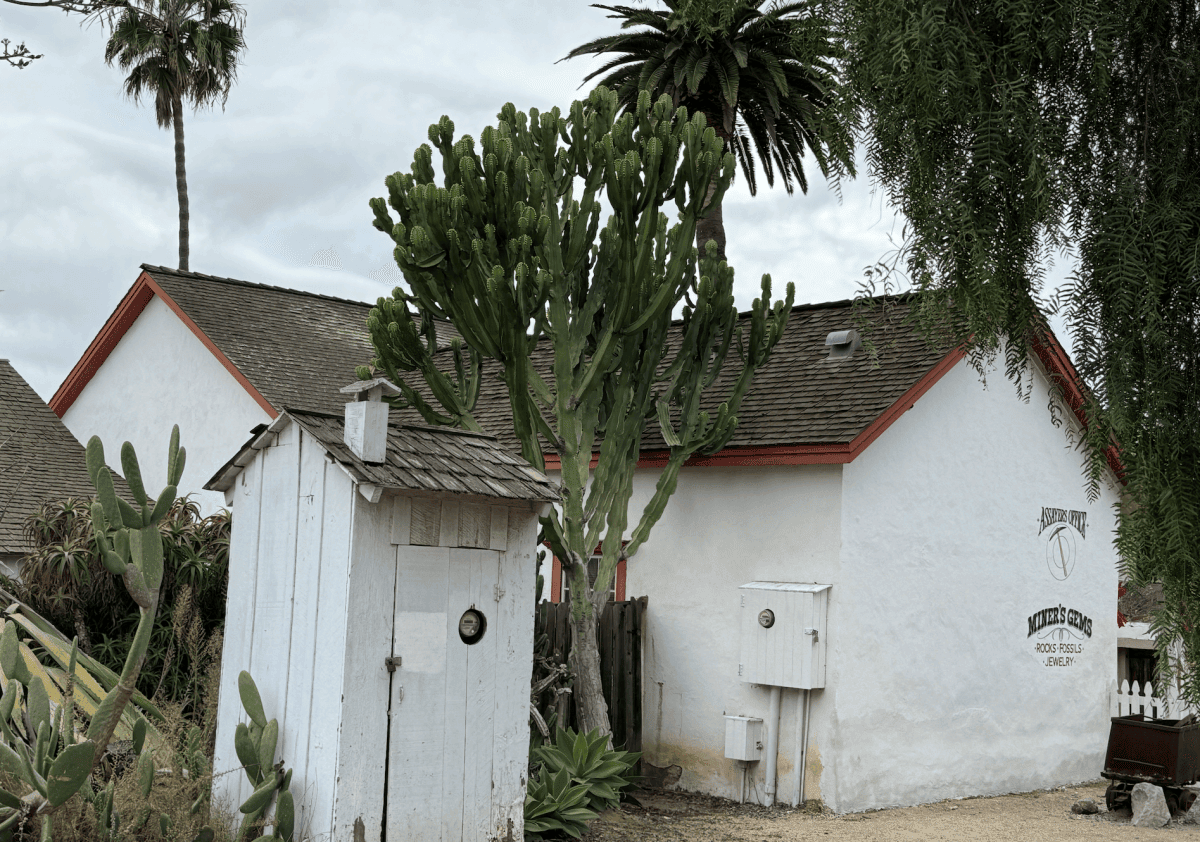 聖地牙哥舊城州立歷史公園 Old Town San Diego State Historic Park
老城市集 Old Town Market
舊城區最大陶器店 El Centro Artesano
主要餐廳、商店區 Fiesta de Reyes
麗都酒店 Cosmopolitan Hotel
Hop On Hop Off Old town Trolley
聖地牙哥老城區 San Diego Old Town
可可夜總會