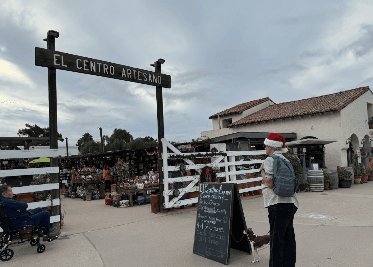 聖地牙哥舊城州立歷史公園 Old Town San Diego State Historic Park
老城市集 Old Town Market
舊城區最大陶器店 El Centro Artesano
主要餐廳、商店區 Fiesta de Reyes
麗都酒店 Cosmopolitan Hotel
Hop On Hop Off Old town Trolley
聖地牙哥老城區 San Diego Old Town
可可夜總會