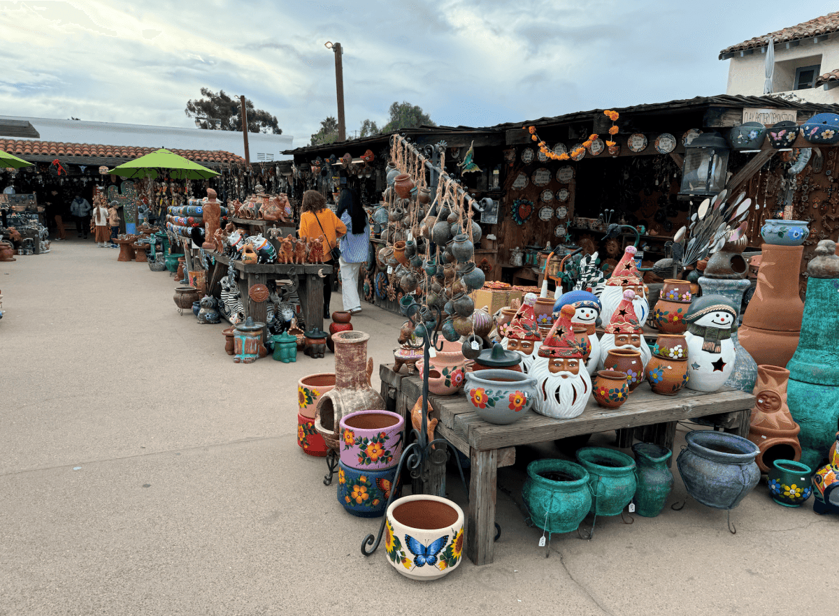 聖地牙哥舊城州立歷史公園 Old Town San Diego State Historic Park
老城市集 Old Town Market
舊城區最大陶器店 El Centro Artesano
主要餐廳、商店區 Fiesta de Reyes
麗都酒店 Cosmopolitan Hotel
Hop On Hop Off Old town Trolley
聖地牙哥老城區 San Diego Old Town
可可夜總會