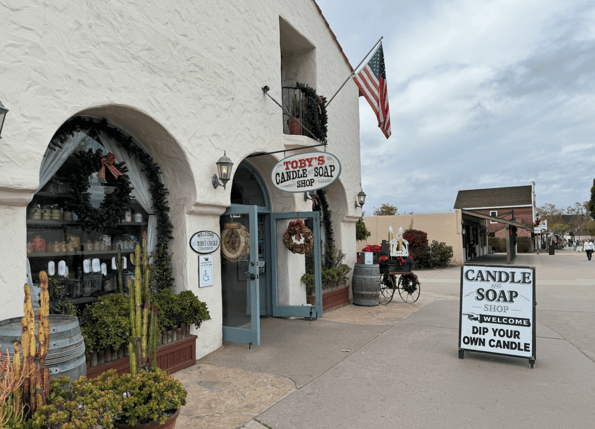 聖地牙哥舊城州立歷史公園 Old Town San Diego State Historic Park
老城市集 Old Town Market
舊城區最大陶器店 El Centro Artesano
主要餐廳、商店區 Fiesta de Reyes
麗都酒店 Cosmopolitan Hotel
Hop On Hop Off Old town Trolley
聖地牙哥老城區 San Diego Old Town
可可夜總會
