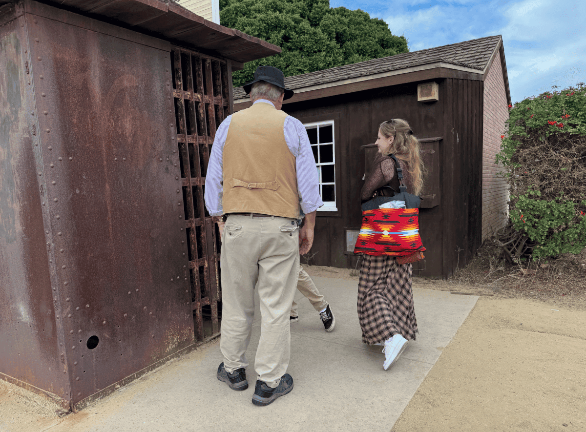 聖地牙哥舊城州立歷史公園 Old Town San Diego State Historic Park
老城市集 Old Town Market
舊城區最大陶器店 El Centro Artesano
主要餐廳、商店區 Fiesta de Reyes
麗都酒店 Cosmopolitan Hotel
Hop On Hop Off Old town Trolley
聖地牙哥老城區 San Diego Old Town
可可夜總會