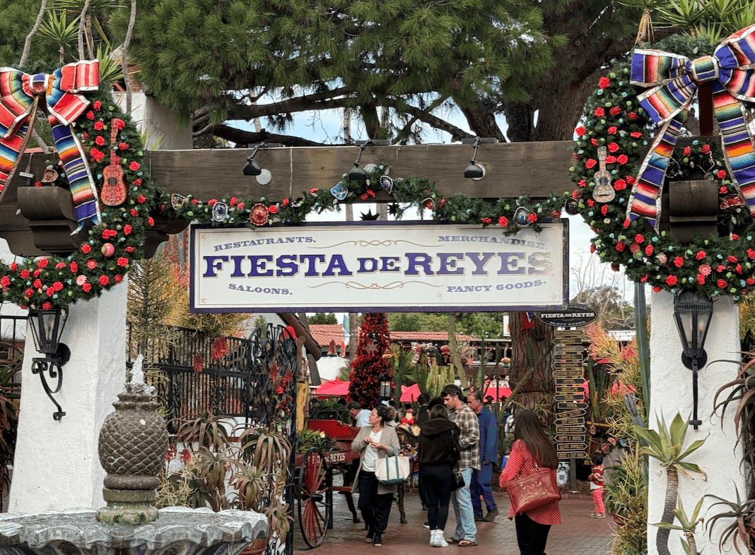 聖地牙哥舊城州立歷史公園 Old Town San Diego State Historic Park
老城市集 Old Town Market
舊城區最大陶器店 El Centro Artesano
主要餐廳、商店區 Fiesta de Reyes
麗都酒店 Cosmopolitan Hotel
Hop On Hop Off Old town Trolley
聖地牙哥老城區 San Diego Old Town
可可夜總會