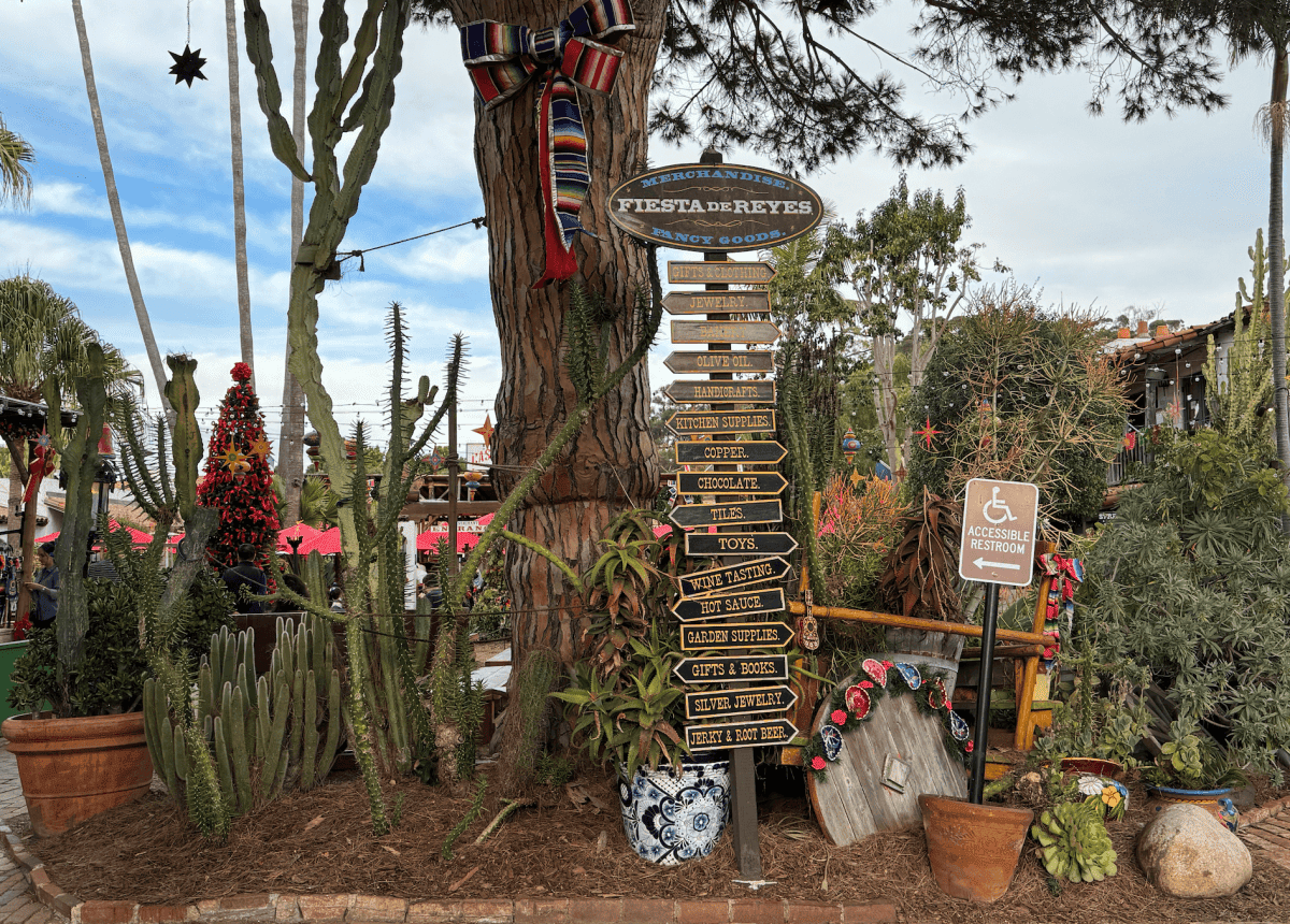 聖地牙哥舊城州立歷史公園 Old Town San Diego State Historic Park
老城市集 Old Town Market
舊城區最大陶器店 El Centro Artesano
主要餐廳、商店區 Fiesta de Reyes
麗都酒店 Cosmopolitan Hotel
Hop On Hop Off Old town Trolley
聖地牙哥老城區 San Diego Old Town
可可夜總會