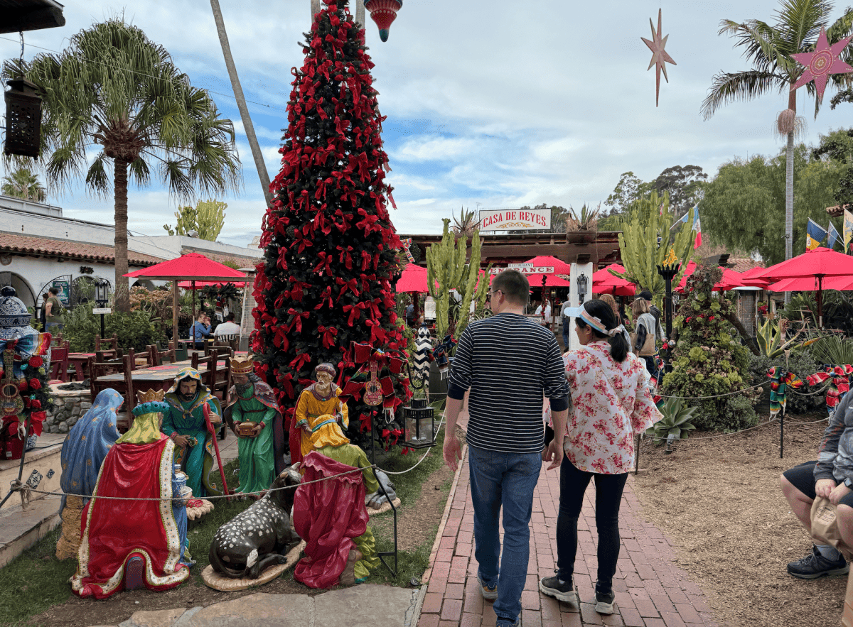 聖地牙哥舊城州立歷史公園 Old Town San Diego State Historic Park
老城市集 Old Town Market
舊城區最大陶器店 El Centro Artesano
主要餐廳、商店區 Fiesta de Reyes
麗都酒店 Cosmopolitan Hotel
Hop On Hop Off Old town Trolley
聖地牙哥老城區 San Diego Old Town
可可夜總會