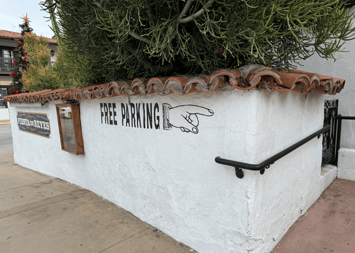 聖地牙哥舊城州立歷史公園 Old Town San Diego State Historic Park
老城市集 Old Town Market
舊城區最大陶器店 El Centro Artesano
主要餐廳、商店區 Fiesta de Reyes
麗都酒店 Cosmopolitan Hotel
Hop On Hop Off Old town Trolley
聖地牙哥老城區 San Diego Old Town
可可夜總會