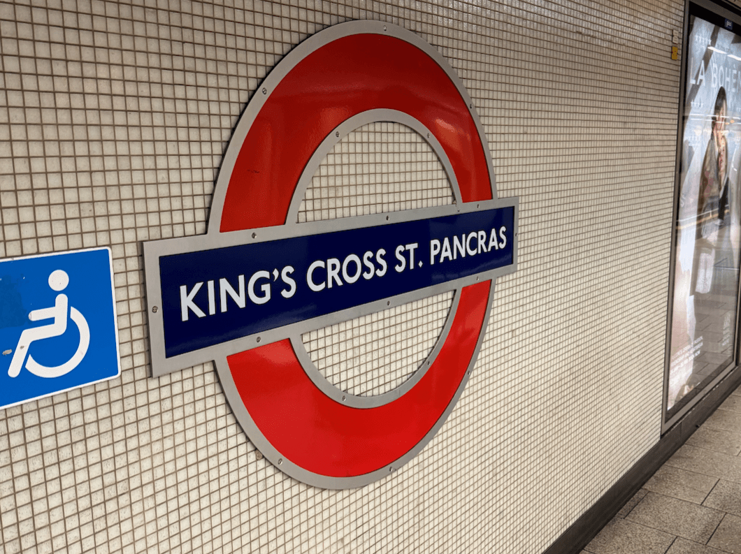 國王十字車站 King's Cross
Kings Cross Station與St Pancras Station就位在隔壁棟，它們共用同一個地鐵站「King’s Cross St. Pancras Station」
霍格華茲9¾月台