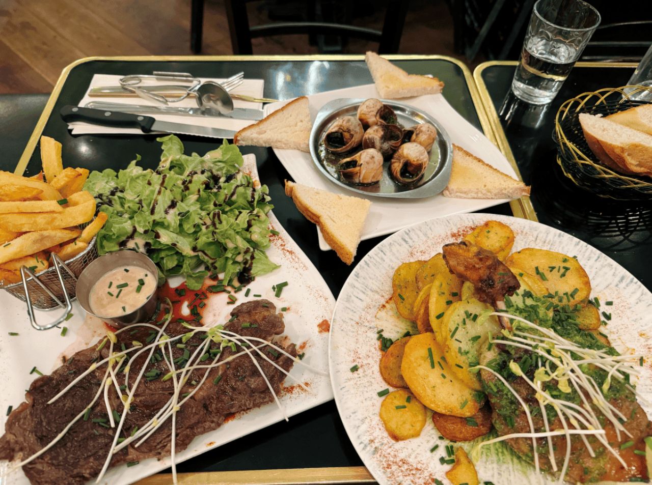 【巴黎平價美食】Au Vieux Colombier老鴿舍:€25就能吃到正宗油封鴨、法式焗蝸牛 - 第1張圖