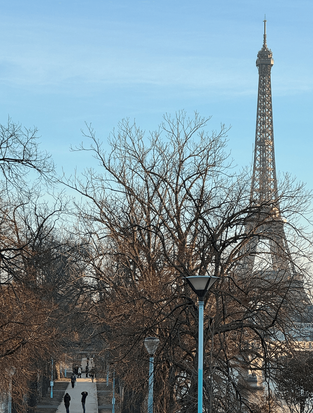 巴黎艾菲爾鐵塔 Eiffel Tower
La Tour Eiffel
地鐵6號線「Bir-Hakeim」站，或是6號線、9號線到「Trocadero」站、8號線到「Ecole Militaire」站下車。
RER C線在「Champ de Mars」

Pont de Bir-Hakeim 比爾阿克姆橋
全面啟動Inception
 Place du Trocadéro 夏佑宮
Champ de Mars 戰神廣場
塞納河遊船
巴黎自由女神像