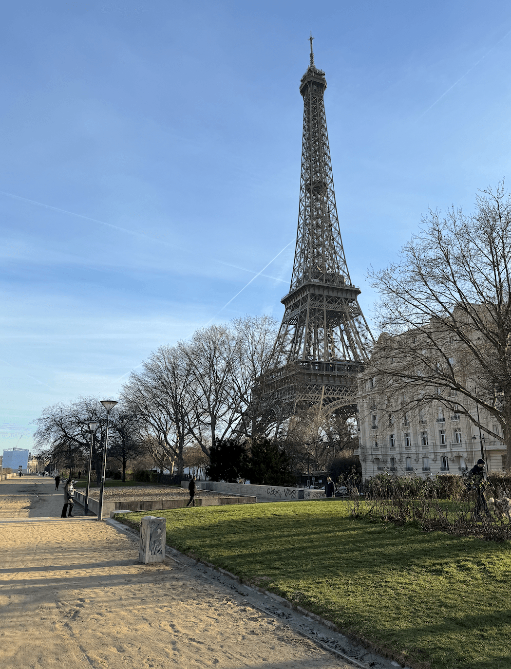 巴黎艾菲爾鐵塔 Eiffel Tower
La Tour Eiffel
地鐵6號線「Bir-Hakeim」站，或是6號線、9號線到「Trocadero」站、8號線到「Ecole Militaire」站下車。
RER C線在「Champ de Mars」

Pont de Bir-Hakeim 比爾阿克姆橋
全面啟動Inception
 Place du Trocadéro 夏佑宮