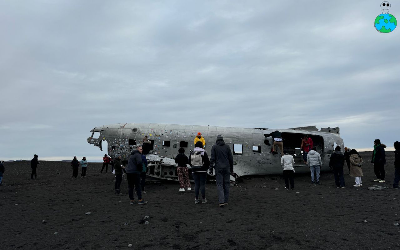 【冰島景點】冰島黑沙灘飛機殘骸地點、接駁車時間&費用 - 第7張圖 冰島飛機殘骸實況