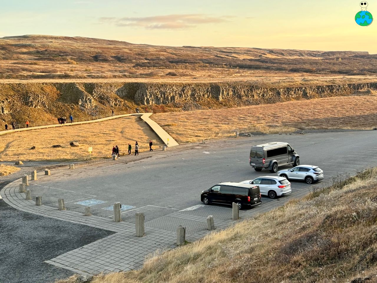 【冰島黃金圈景點】古佛斯瀑布Gullfoss,黃金瀑布羊肉湯 - 第2張圖 冰島Gullfoss古佛斯瀑布(黃金瀑布)下層停車場