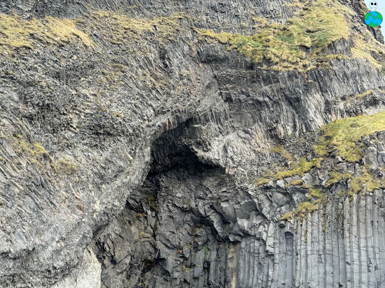 【冰島黑沙灘Reynisfjara】維克Vik黑沙灘玄武岩攻略 - 第10張圖 冰島黑沙灘(Reynisfjara)玄武岩