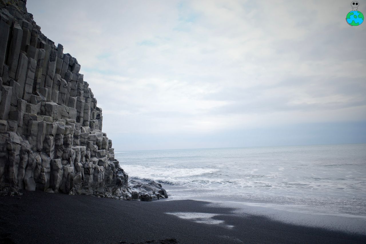 冰島黑沙灘(Reynisfjara)玄武岩
