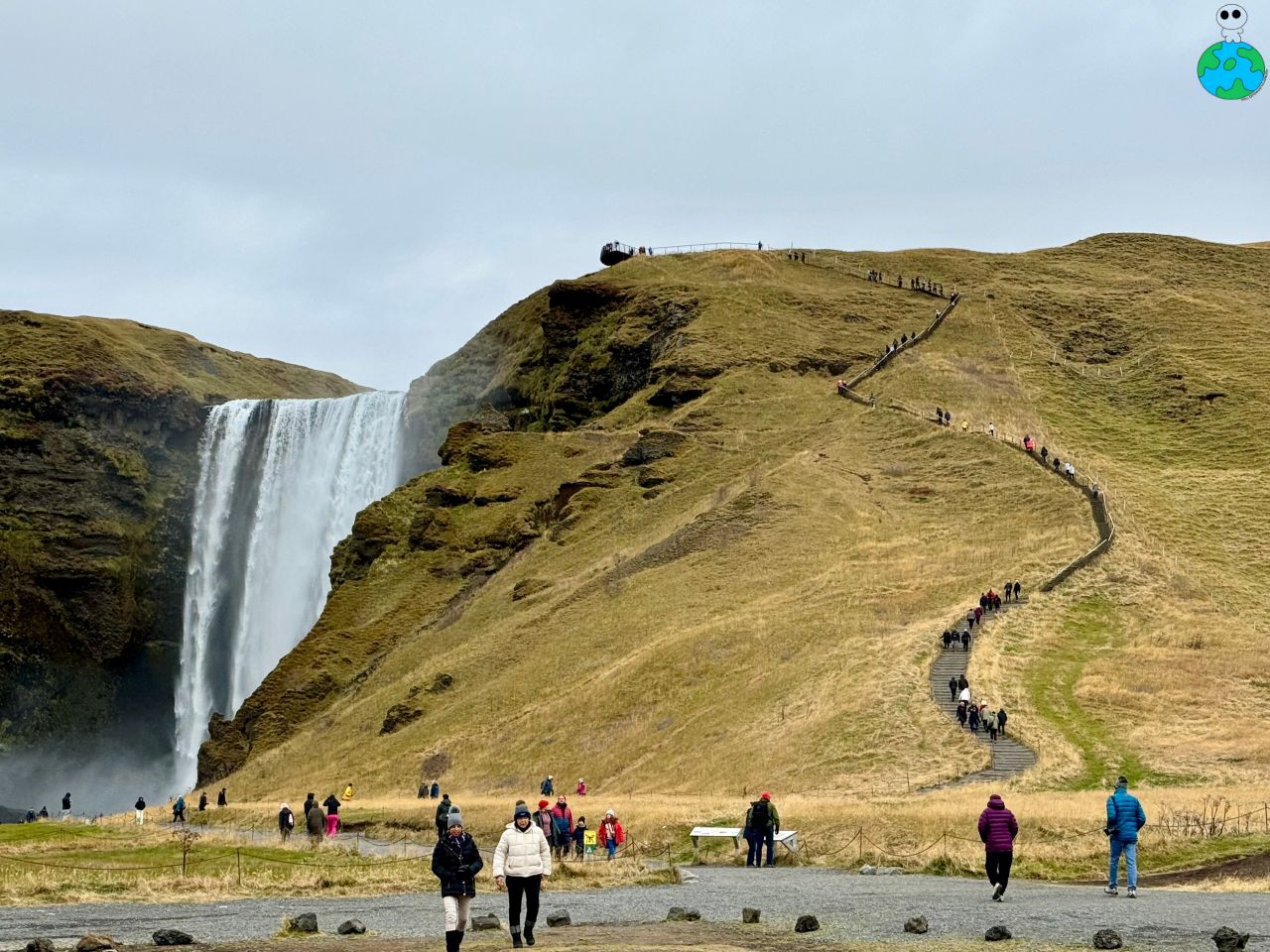 【冰島南部景點】斯科加瀑布Skogafoss,彩虹瀑布超壯觀! - 第3張圖 斯科加瀑布(Skogafoss)