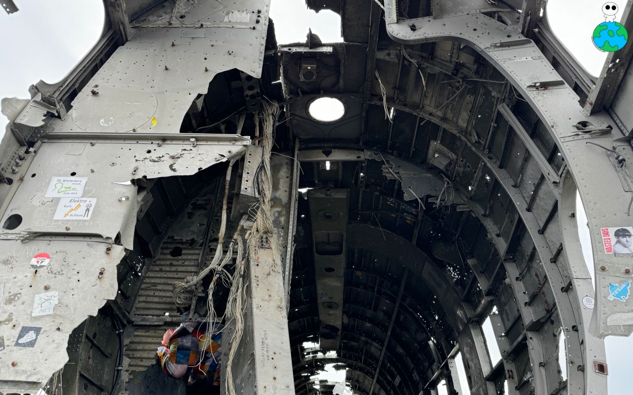 【冰島景點】冰島黑沙灘飛機殘骸地點、接駁車時間&費用 - 第6張圖 冰島飛機殘骸內部