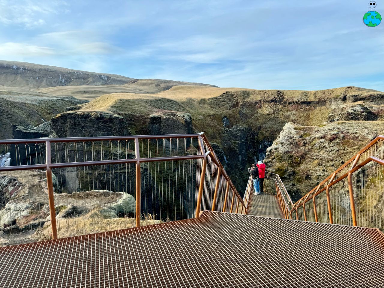 【冰島南部景點】Fjaðrárgljúfur羽毛河峡谷,世界最美峽谷 - 第7張圖 羽毛河峽谷觀景台視角