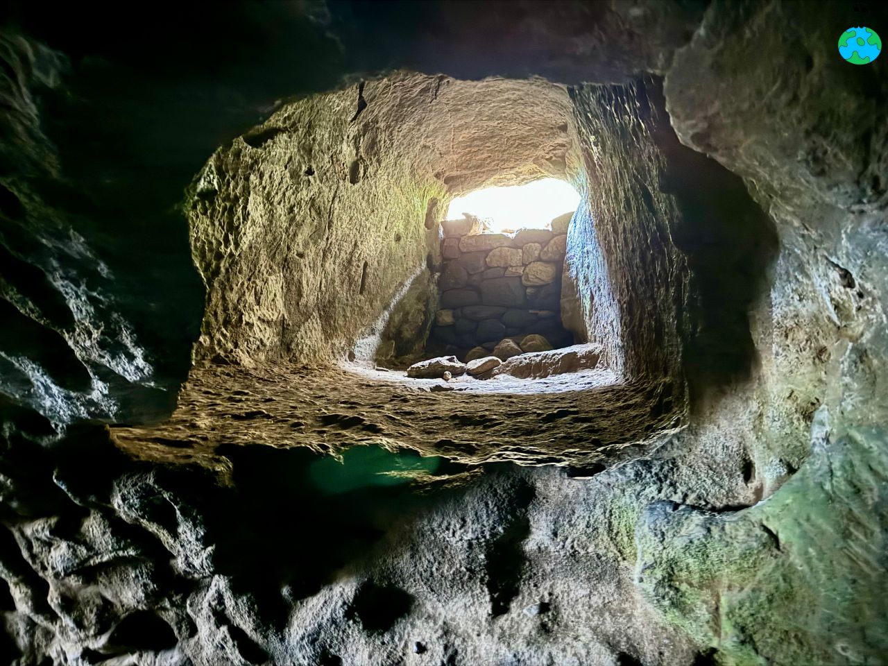 【冰島南部景點】Rutshellir Caves冰島最古老洞穴,免費參觀 - 第3張圖 維京人建造的冰島洞穴