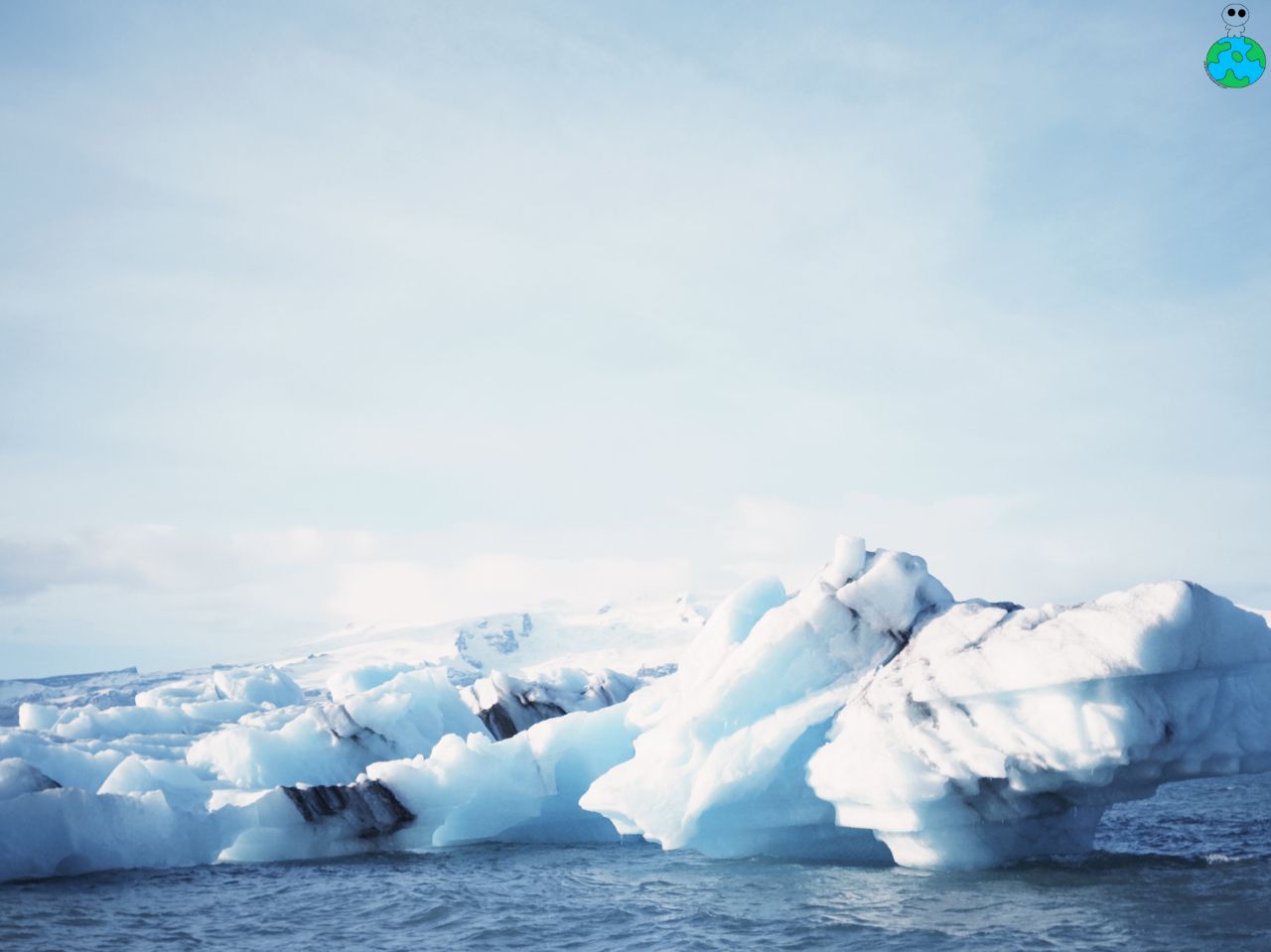 【傑古沙龍冰河湖Jökulsárlón攻略】遊船/交通/住宿/鑽石沙灘|冰島南部必去,冰島Top1景點! - 第13張圖 傑古沙龍冰河湖遊船拍的美景