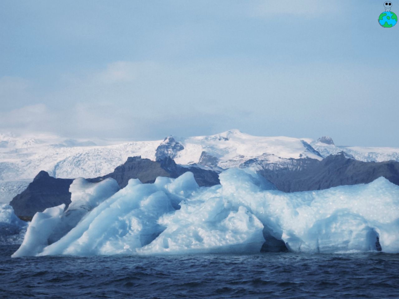 【冰島景點】Jökulsárlón 傑古沙龍冰河湖遊船、住宿、鑽石沙灘 - 第9張圖 傑古沙龍冰河湖藍色冰塊