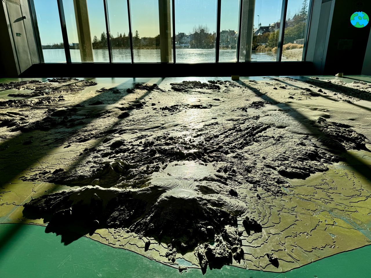 【冰島景點】托寧湖Tjörnin 上百隻天鵝齊聚一堂,最美麵包湯 - 第3張圖 雷克雅維克市政廳