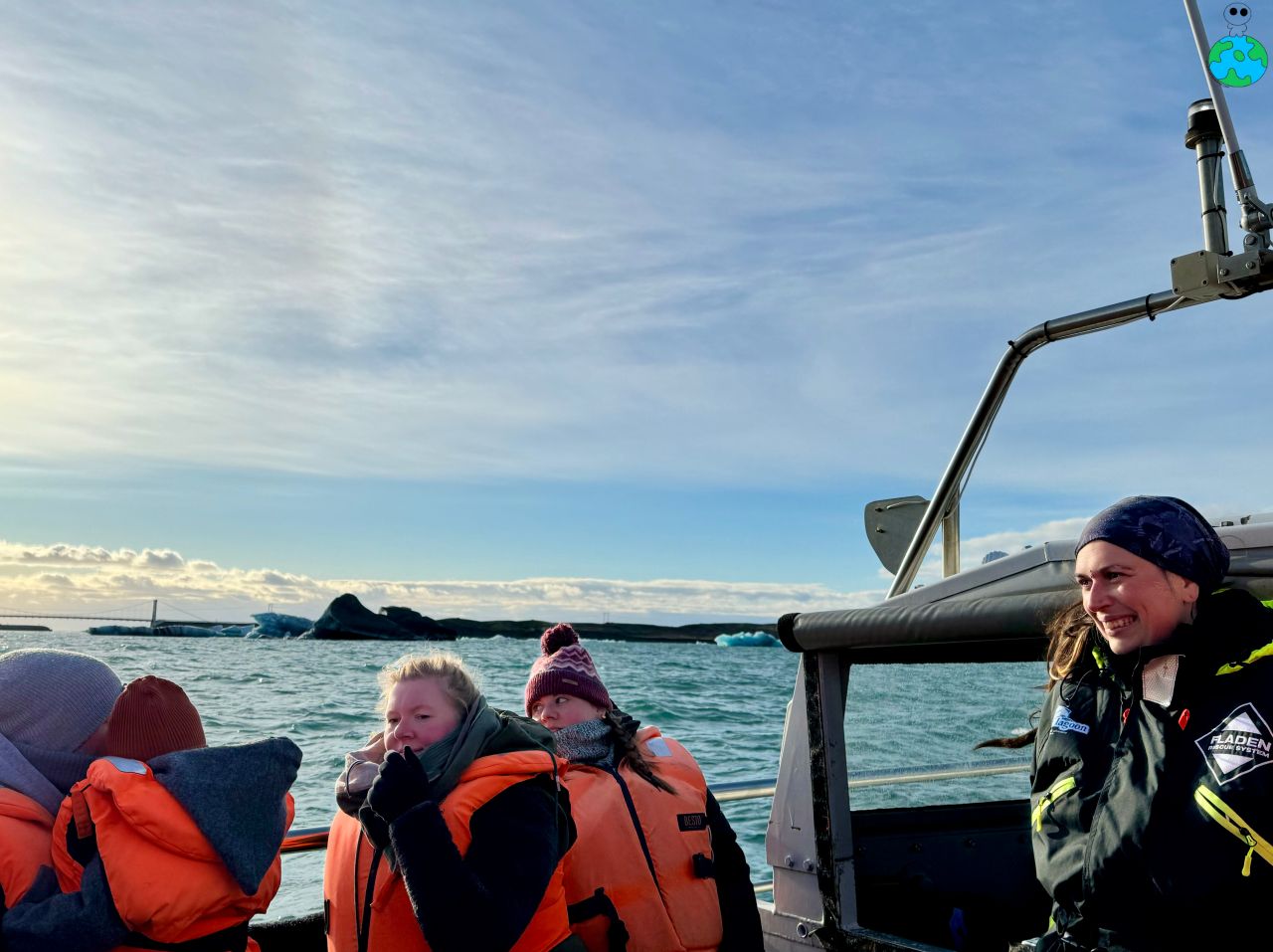 【冰島景點】Jökulsárlón 傑古沙龍冰河湖遊船、住宿、鑽石沙灘 - 第12張圖 傑古沙龍冰河湖兩棲船體驗