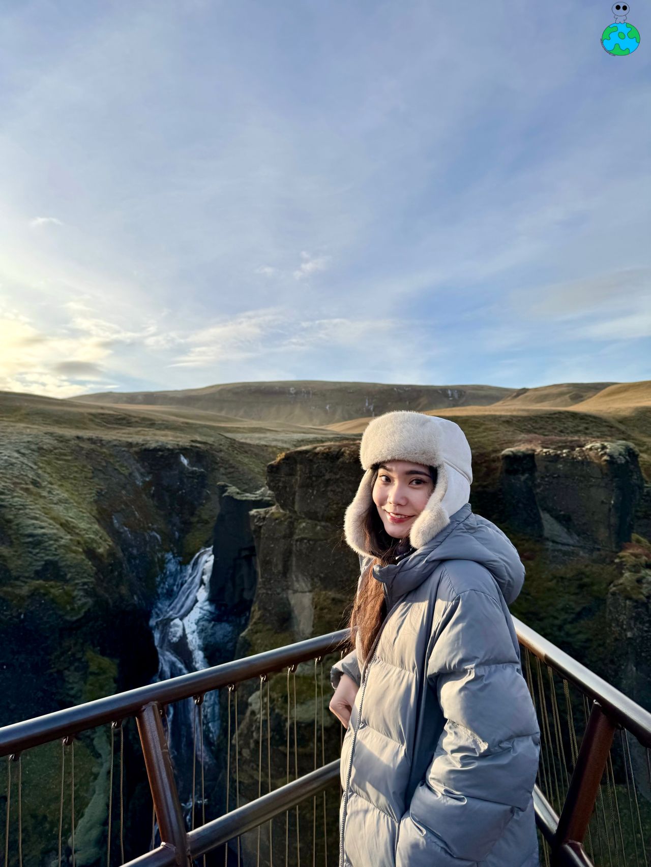 【冰島南部景點】Fjaðrárgljúfur羽毛河峡谷,世界最美峽谷 - 第2張圖 我跟羽毛河峽谷合影