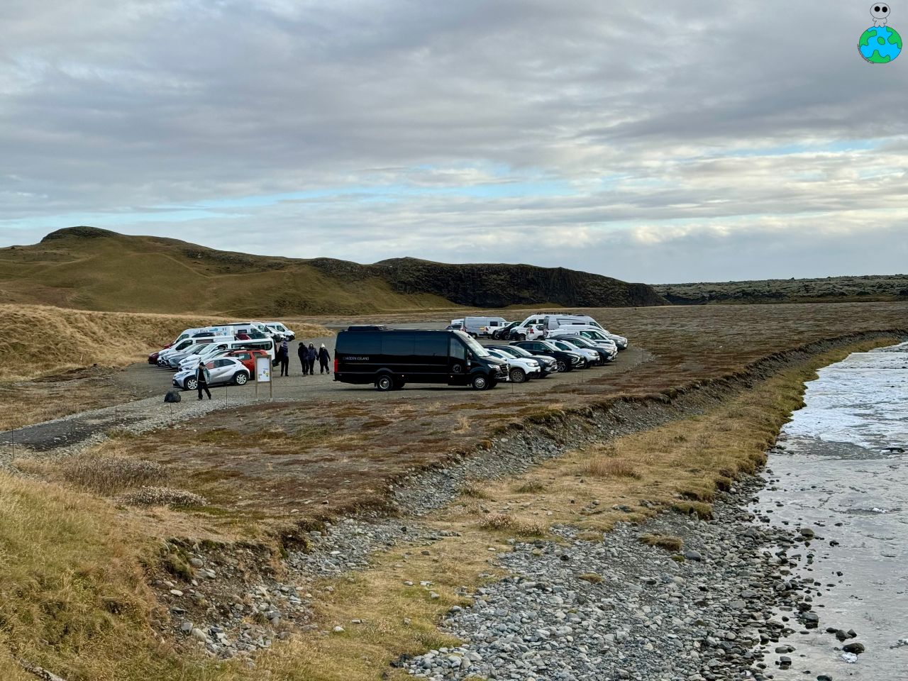 【冰島南部景點】Fjaðrárgljúfur羽毛河峡谷,世界最美峽谷 - 第4張圖 羽毛河峽谷停車場