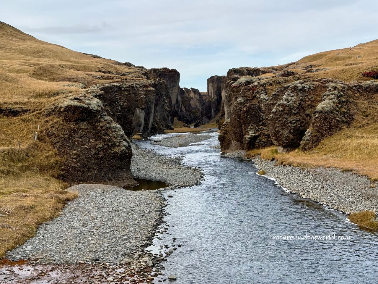 【冰島南部景點】Fjaðrárgljúfur羽毛峡谷,世界最美峽谷 - 第2張圖 【冰島南部景點】Fjaðrárgljúfur羽毛峡谷,世界最美峽谷