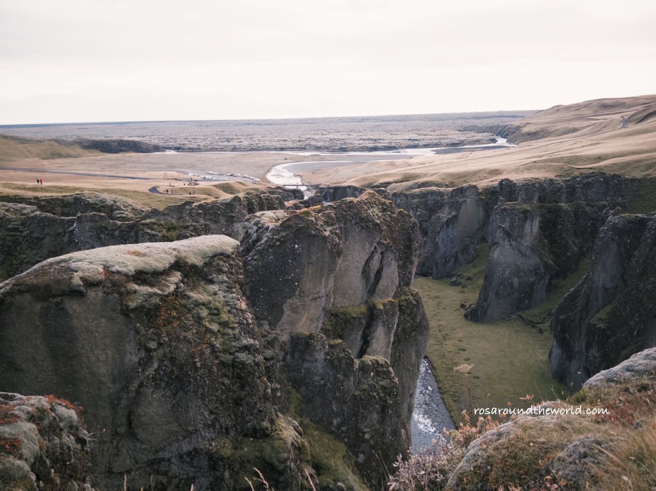 【冰島南部景點】Fjaðrárgljúfur羽毛峡谷,世界最美峽谷 - 第1張圖 【冰島南部景點】Fjaðrárgljúfur羽毛峡谷,世界最美峽谷