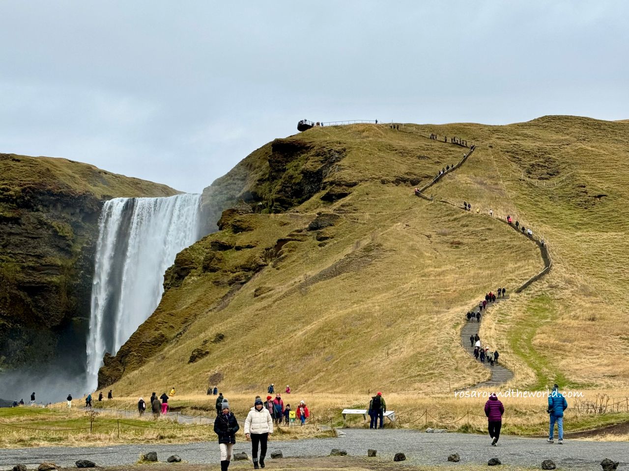 【冰島南部景點】斯科加瀑布Skogafoss，彩虹瀑布超壯觀！