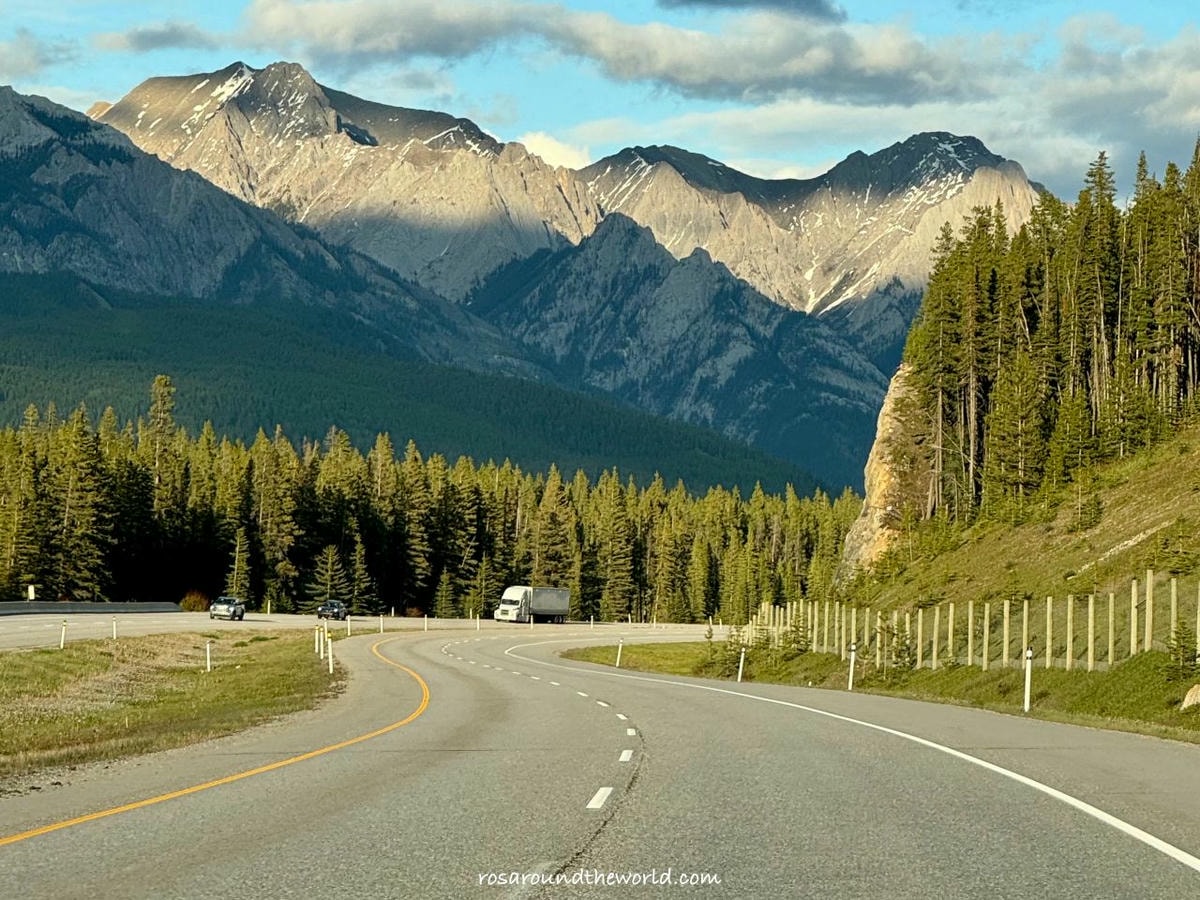 【班夫景點推薦】沛托湖Peyto Lake交通、停車、季節,藍到不真實的冰川湖 - 第12張圖