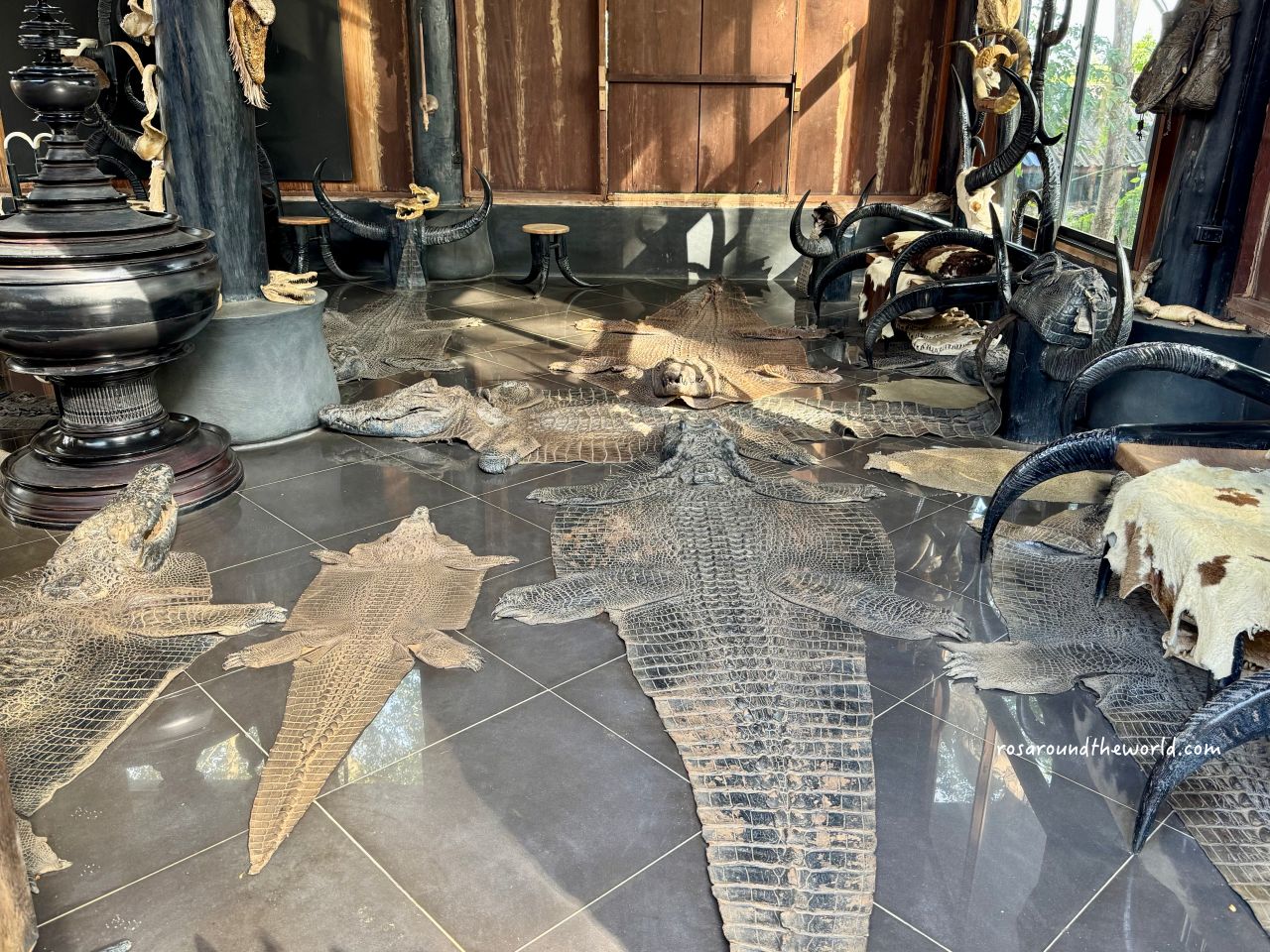 【清萊一日遊推薦】白廟、藍廟、黑廟、長頸族村＆午餐推薦