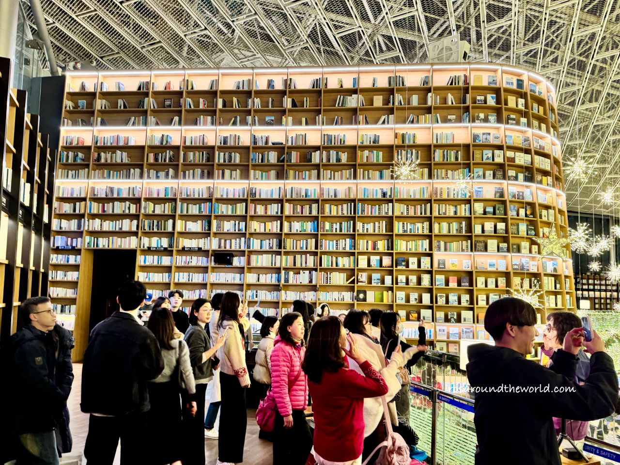 【首爾景點】COEX Mall星空圖書館交通、開放時間,聖誕節必去! - 第2張圖 【首爾景點】COEX Mall星空圖書館交通、開放時間,聖誕節必去!